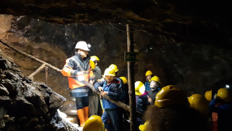 Schaubergwerk Payerbach, © Verein Schaubergwerk Payerbach Gruppe von Menschen mit Helmen in einem Schaubergwerk.