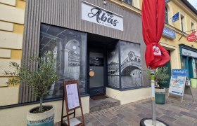 TDR-Abas Fassade außen, © DNÖ Kancer Restaurant von außen mit Schriftzug über Türe