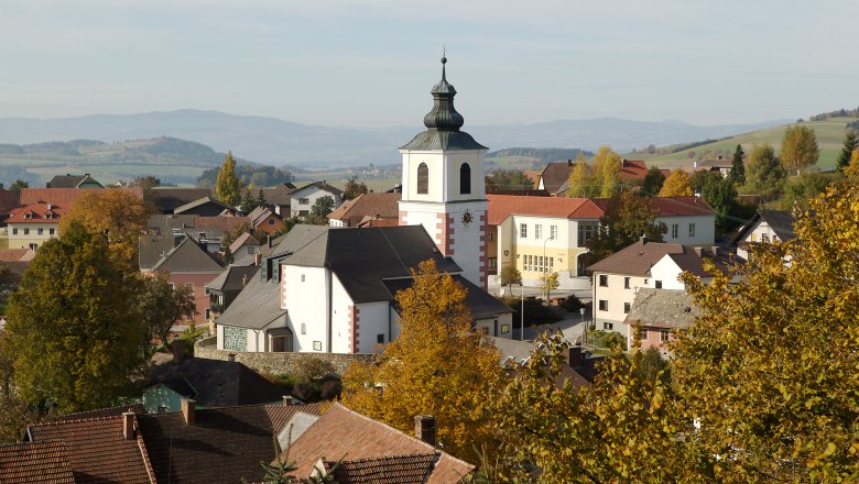 Hochneukirchen-Gschaidt, © MG Hochneukirchen-Gschaidt, Foto Franz Zwickl Panorama von Hochneukirchen-Gschaidt mit Kirche und umliegenden Häusern im Herbst.
