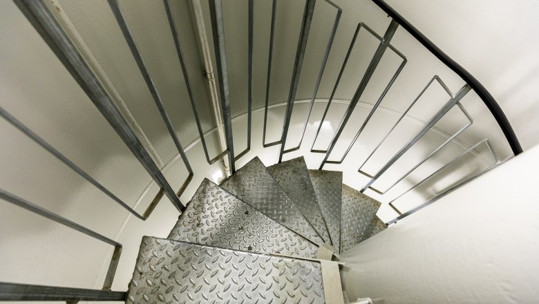 Windrad Lichtenegg - Aufstieg zur Plattform, © Wiener Alpen, Christian Kremsl Spiralförmige Metalltreppe in einem Windrad.