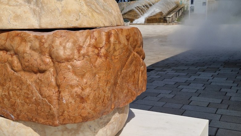 HANS WURST, © TI-K.Kancer Leberkässemmel Statue vor Imbisstand Hans Wurst im Hintergrund Nibelungenbrunnen