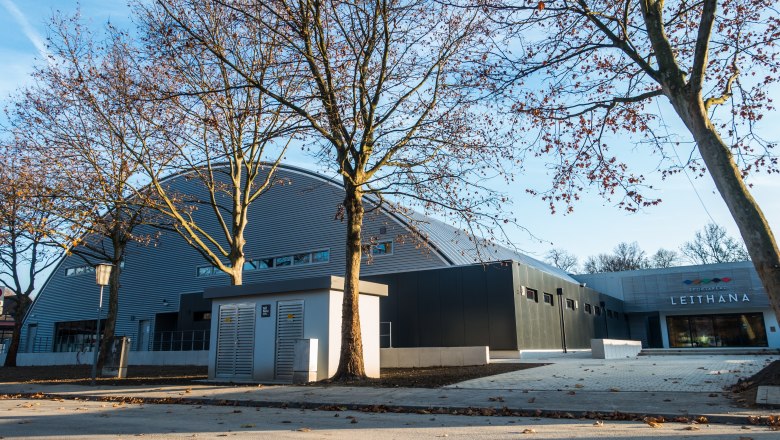 Sportareal Leithana, © Leithana Außenansicht des Sportareals Leithana mit kahlen Bäumen im Vordergrund.