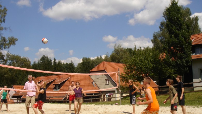 Beim Beachvolleyball-Platz finden sich immer würdige Gegner!, © Hoteldorf Königsleitn Beim Beachvolleyball-Platz finden sich immer würdige Gegner!, © Hoteldorf Königsleitn