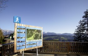 Wanderstartplatz Semmering, © Wiener Alpen/Bene Croy Wanderstartplatz Semmering mit Infotafel und Berglandschaft im Hintergrund.