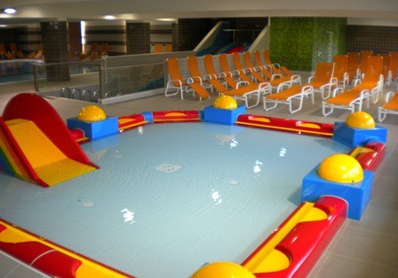 kleinkinderbecken Familienbad Oberndorf, © zVg Marktgemeinde Oberndorf an der Melk Kleinkinderbecken mit Rutsche im Familienbad Oberndorf.