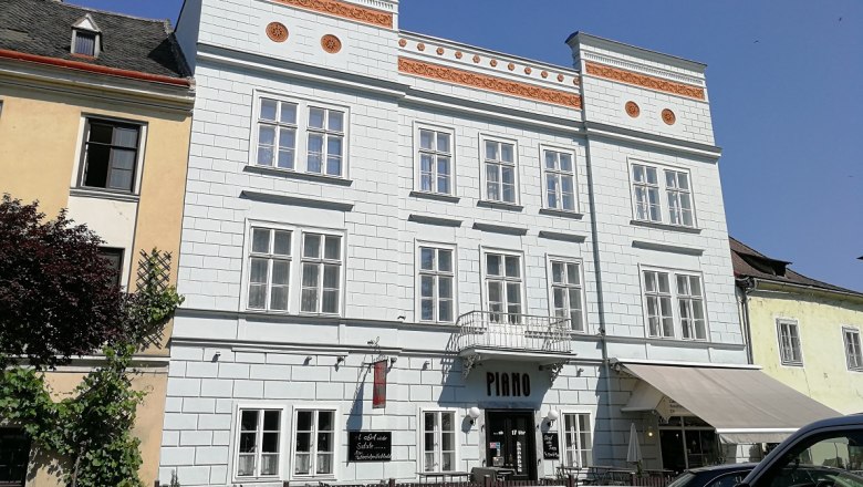 Piano Krems Außenansicht, © Roman Zöchlinger Außenansicht eines historischen Gebäudes mit der Aufschrift 'Piano' in Krems.