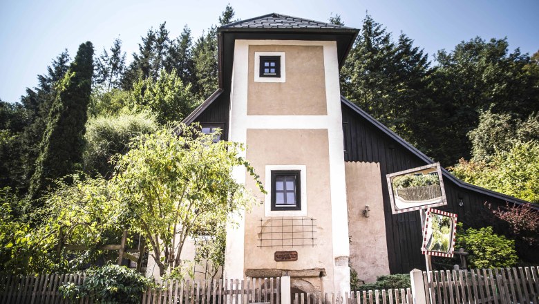 AVA-Turm in Klein-Wien bei Furth, © Daniela Matejschek Ein kleiner Turm mit Holzzaun und Bäumen im Hintergrund.