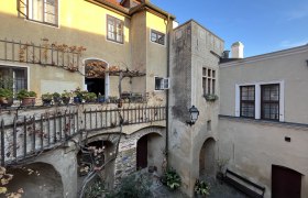 Pension Altes Rathaus in Dürnstein, © Familie Fürtler Innenhof der Pension Altes Rathaus in Dürnstein mit Pflanzen und alten Gebäuden.