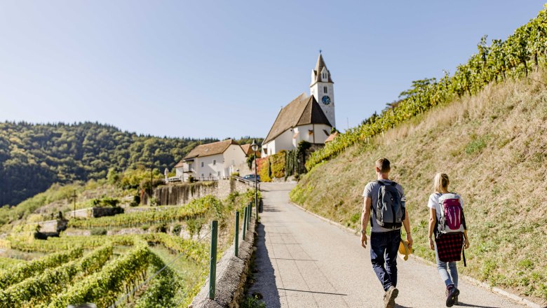 Wanderer zur Kirche, © Doris Schwarz-König Wanderer zur Kirche, © Doris Schwarz-König