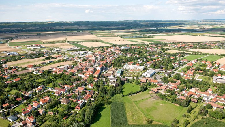 Blick über Grafenwörth, © Gemeinde Grafenwörth Luftaufnahme von Grafenwörth mit Feldern und Häusern.