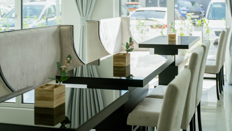 Hotel Lamede, © Hotel Lamede Elegantes Hotelrestaurant mit modernen Tischen und Stühlen, dekoriert mit kleinen Pflanzen in Holzkästen.