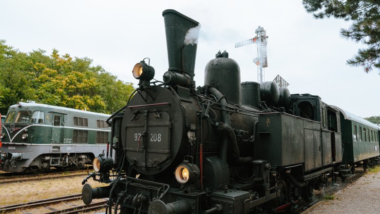 Eisenbahnmuseum Strasshof, © Weinviertel Tourismus / Nadine Christine Dampflokomotive und Diesellokomotive im Eisenbahnmuseum Strasshof.