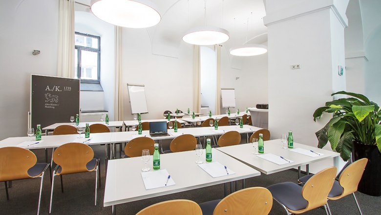 Hotel Altes Kloster, © Altes Kloster Konferenzraum im Hotel Altes Kloster mit Tischen, Stühlen und Flipcharts.