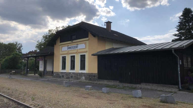 Bahnhof Emmersdorf, © Donau NÖ Tourismus Bahnhof Emmersdorf mit gelbem Gebäude und Gleisen im Vordergrund.