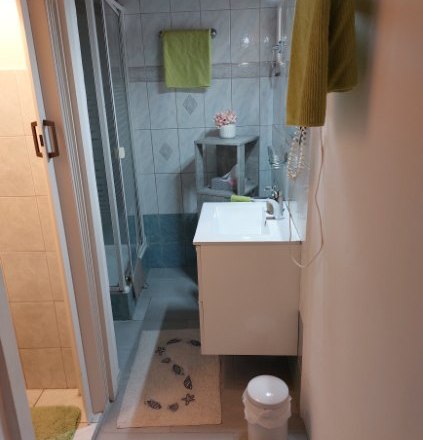 Gästezimmer Weixelbaum, © Familie Weixelbaum Kleines Badezimmer mit Dusche, Waschbecken und Handtüchern.