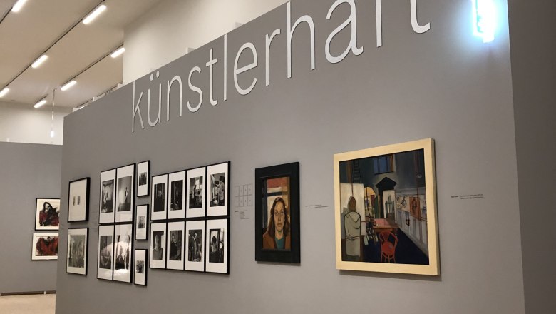 Ausstellung in der Landesgalerie, © Donau NÖ Tourismus/JS Ausstellungswand mit Kunstwerken und dem Schriftzug 'künstlerhaft'.