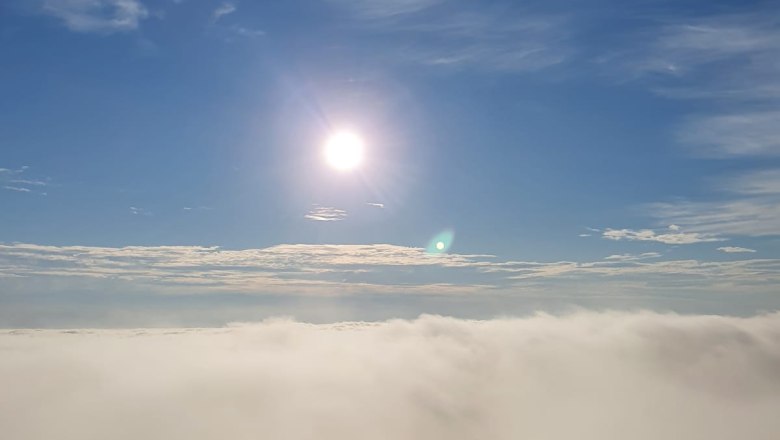 Aussicht mit Nebel von der Aussichtswarte am Seekopf, © Wolfgang Gattinger Aussicht von einer Aussichtsplattform über eine neblige Landschaft mit strahlender Sonne am blauen Himmel.