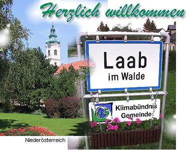 Laab im Walde, © Gemeinde Laab im Walde Willkommensschild von Laab im Walde mit Kirche im Hintergrund.