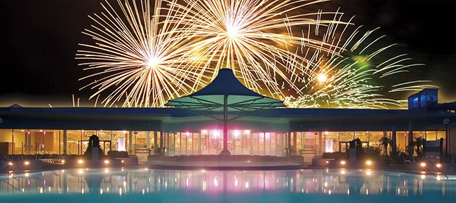 Silvester in der Therme Laa, © Therme Laa Feuerwerk über der Therme Laa bei Nacht.