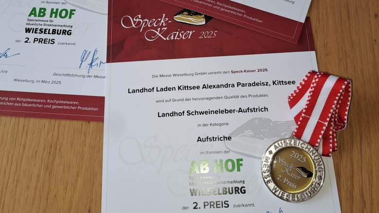Landhof Laden Kittsee, Urkunden, © Landhof Laden Kittsee Landhof Laden Kittsee, Urkunden für die Produkte aus eigener Erzeugung