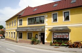 Nordwaldhof, © Nordwaldhof Gelbes Gebäude mit rotem Dach und Schildern 'Nordwaldhof' und 'Fleischhauerei'.