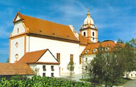 Wallfahrtskirche Maria Roggendorf, © Gemeinde Wullersdorf Wallfahrtskirche Maria Roggendorf mit rotem Dach und Turm vor blauem Himmel.