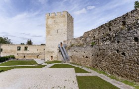 Hainburg an der Donau, © Martina Siebenhandl Halterturm und Stadtmauer in Hainburg an der Donau.