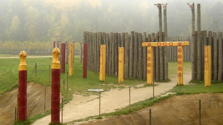 Rekonstruktion eines jungsteinzeitlichen Kreisgrabens am Heldenberg, © Wolfgang Glock/Wikimedia Commons Rekonstruktion eines jungsteinzeitlichen Kreisgrabens am Heldenberg, © Wolfgang Glock/Wikimedia Commons