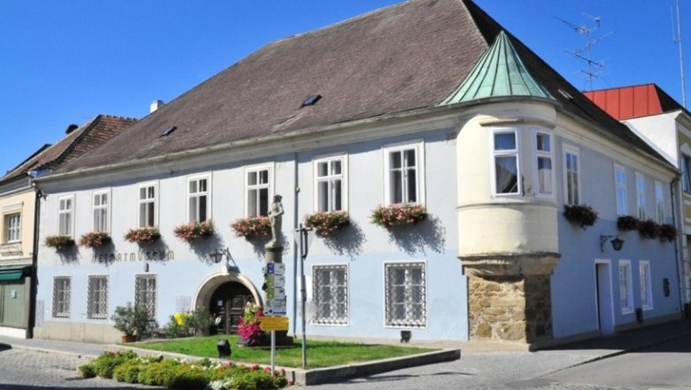 Heimatmuseum Langenlois, © Heimatmuseum Langenlois Historisches Gebäude mit blauer Fassade und Blumenkästen, Heimatmuseum Langenlois.