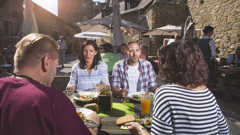 Kulinarische Genüsse auf der Burgruine Aggstein, © Daniela Matejschek Kulinarische Genüsse auf der Burgruine Aggstein, © Daniela Matejschek