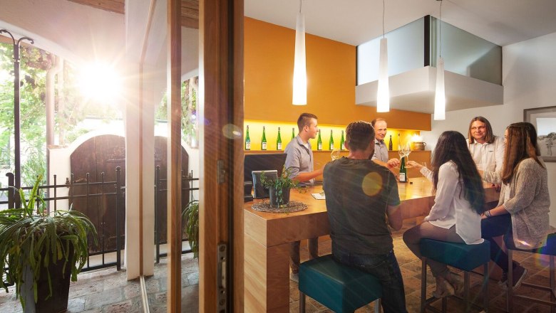 weinverkostung_c-urbanushof-_-leonhard-hilzensauer_preview, © Leonhard Hilzensauer weinverkostung_c-urbanushof-_-leonhard-hilzensauer_preview, © Leonhard Hilzensauer