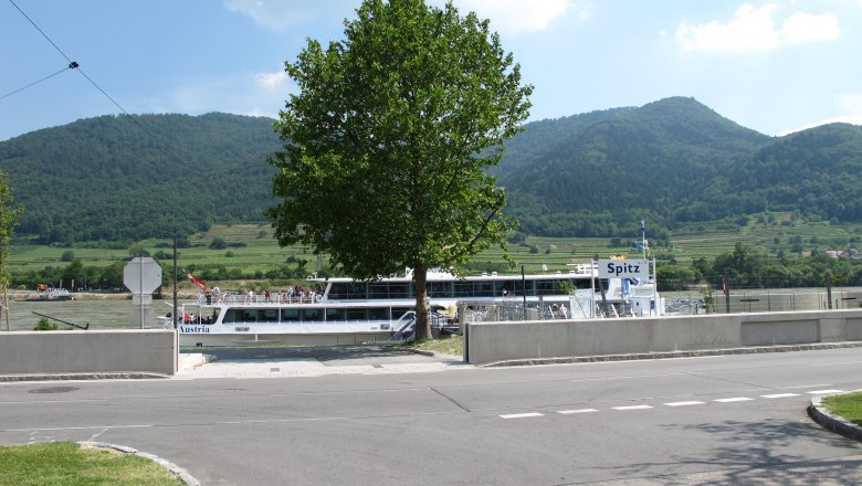 Donaulände mit Schiff in Spitz, © Donau Niederösterreich Tourismus GmbH BF Donaulände mit Schiff in Spitz, © Donau Niederösterreich Tourismus GmbH BF