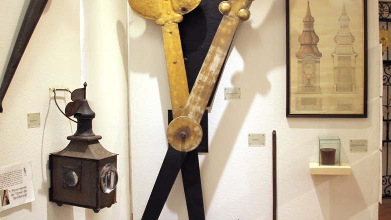 Belvedereschlössl/Bezirksmuseum Stockerau, © Stadtgemeinde Stockerau Ausstellung im Bezirksmuseum Stockerau mit alten Uhrenteilen und Zeichnungen.