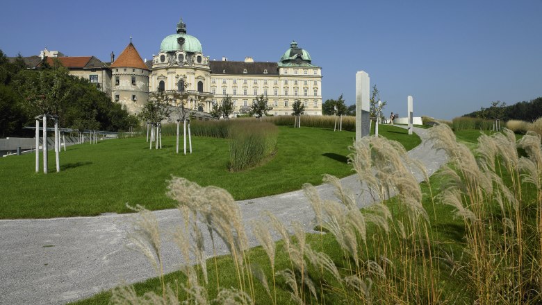 Teichgarten, © Stift Klosterneuburg Schloss mit grünem Dach, umgeben von gepflegtem Garten und Gehweg.