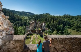 Ruine Kollmitz, Wandern, © Waldviertel Tourismus, Studio Kerschbaum Die Ruine Kollmitz thront majestätisch über dem üppigen Wald, umgeben von einer atemberaubenden Landschaft. Wanderer genießen hier nicht nur die frische Bergluft, sondern auch den faszinierenden Blick auf die grünen Täler und die sanften Hügel. Ein Ort, der zum Verweilen und Träumen einlädt.