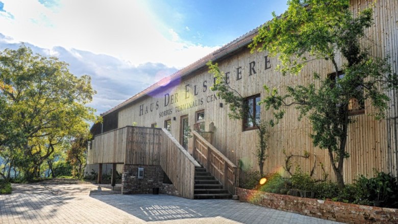 Haus der Elsbeere, © Mayer Elsbeere; Matthias Artwork Haus der Elsbeere, © Mayer Elsbeere; Matthias Artwork