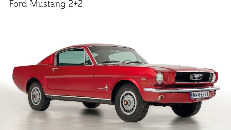 Ford Mustang 22, © Franz Baldauf Ein roter Ford Mustang 2+2 aus den 1960er Jahren, seitlich fotografiert auf weißem Hintergrund.