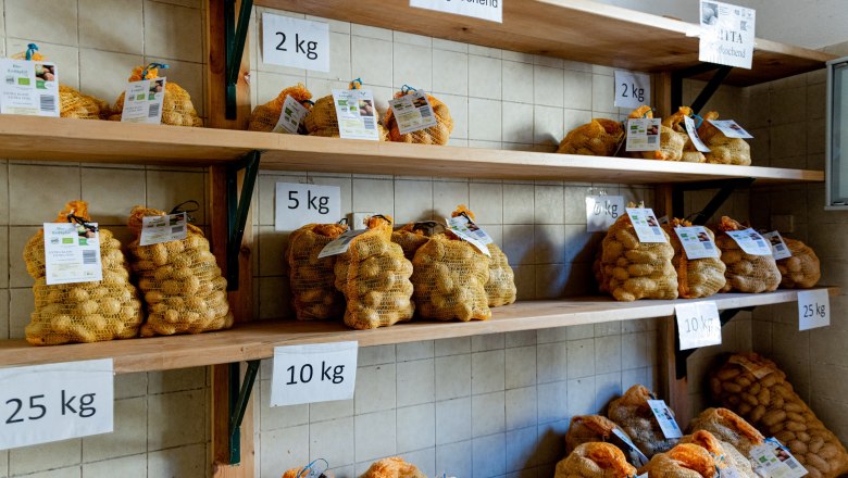 Verkaufsraum, © Martina Siebenhandl Verkaufsraum mit Regalen mit Kartoffelsäcken in verschiedenen Gewichtseinheiten.