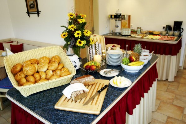 Kamptalschlössl, © Kamptalschlössl Frühstücksbuffet mit Brötchen, Obst und Blumen.
