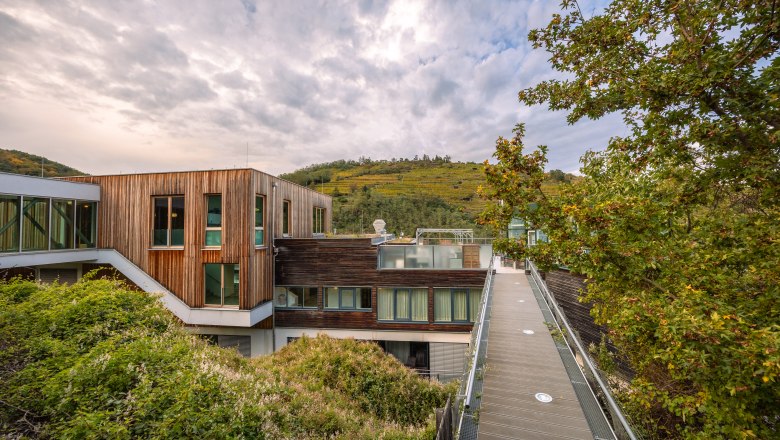 Steigenberger Hotel & Spa, Krems, © Niederösterreich Werbung / Maximilian Pawlikowsky Steigenberger Hotel & Spa in Krems mit Holzfassade und umliegender Natur.