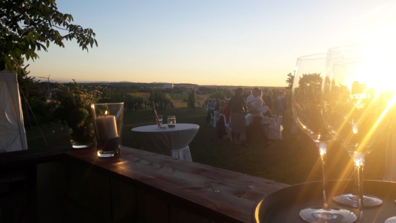 Heuriger zum weissen Kreuz, Enzersdorf/Fischa, © Heuriger zum weissen Kreuz Heuriger zum weissen Kreuz, Enzersdorf/Fischa, © Heuriger zum weissen Kreuz