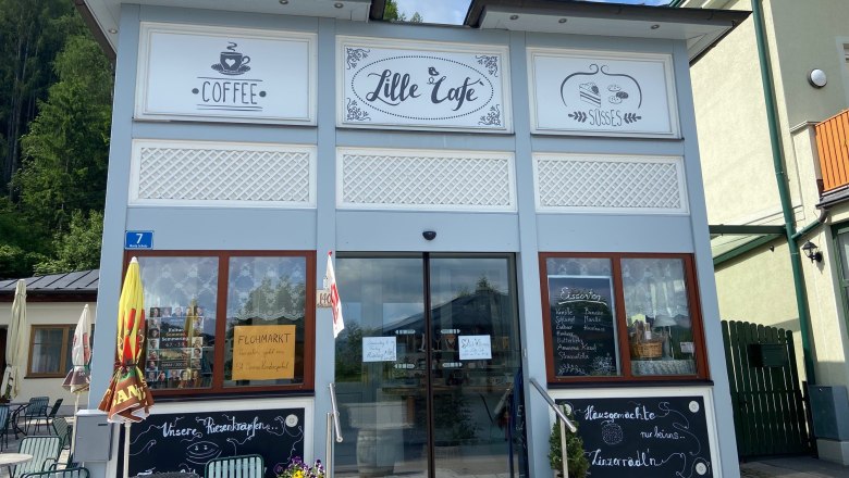 Cafe Lille, © Wiener Alpen Außenansicht eines Cafés mit Schildern für Kaffee und Süßes.