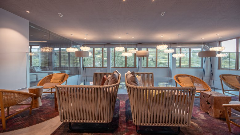 Steigenberger Hotel & Spa, Krems, © Niederösterreich Werbung / Maximilian Pawlikowsky Innenansicht des Spabereiches mit bequemen Sitzmöbeln und großen Fenstern.