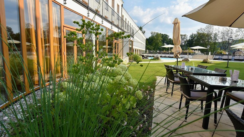 Schlosspark Mauerbach, © Schlosspark Mauerbach – Mesonic Services GmbH Außenbereich mit Sitzgruppen und Blick auf den Pool