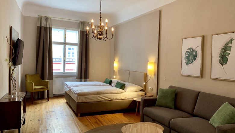 Residenz Ap. 3, © Daniela Matejschek Gemütliches Schlafzimmer mit Doppelbett, Sofa, Sessel und TV.