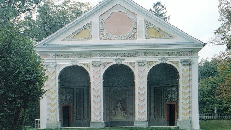 Schloss Salaberg, © Stadt Haag Barockes Gebäude mit drei Bögen und verzierten Fassaden.