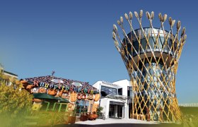 Haubiversum - Die Brot-Erlebniswelt, © Haubis GmbH Außenansicht des Haubiversums mit einem Turm und einem Knusperhäuschen.
