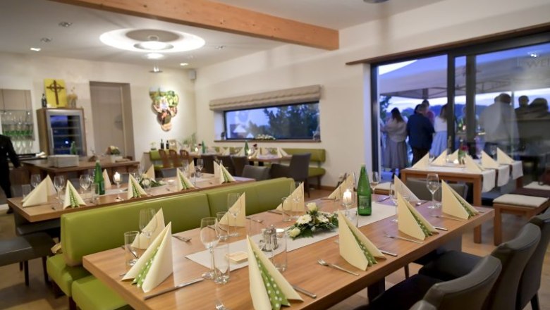 Verkostungsraum, © Robert Herbst Eleganter Verkostungsraum mit gedeckten Tischen und Dekoration.