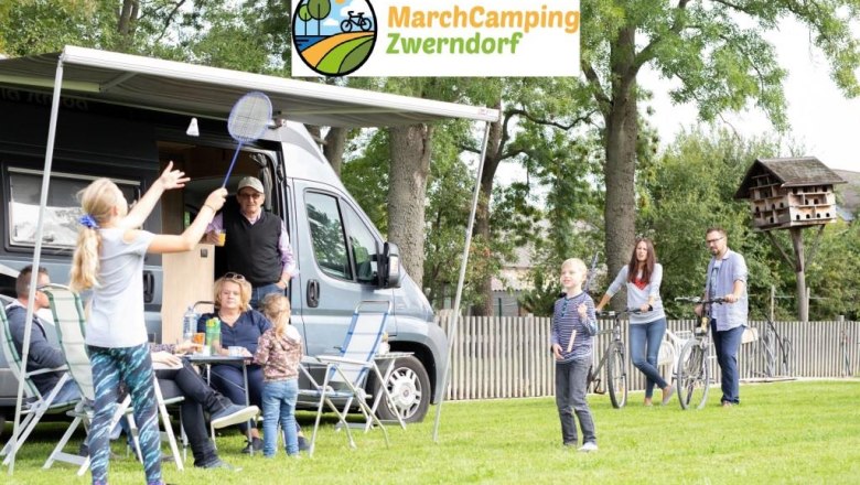 MarchCamping, © Anita Thiebet Fotografie Familie beim Camping mit Wohnmobil und Badmintonspiel auf einer Wiese.