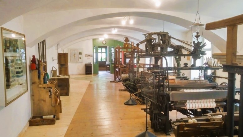 Websaal im Museum, © Schulz Webstühle mit Lochstreifen industiralisiert